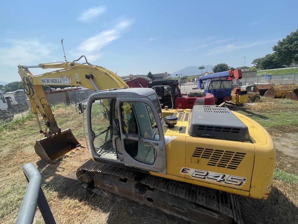 ESCAVATORE NEW HOLLAND KOBELCO E245